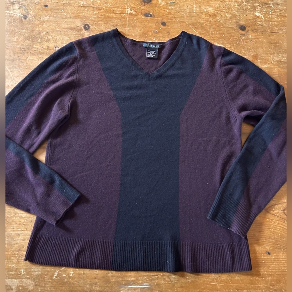 Theory men’s 100% cashmere two-tone V-neck sweater. Aubergine with black stripes - Picture 2 of 7